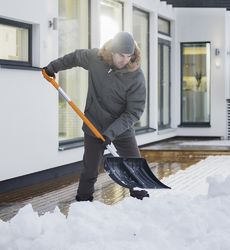 Скрепер Fiskars для уборки снега